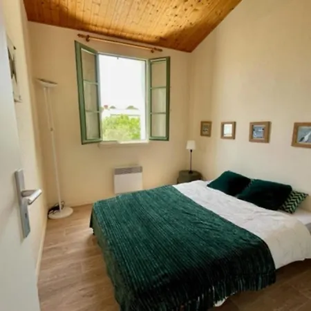 Nice House With Garden In A Private La Couarde-sur-Mer