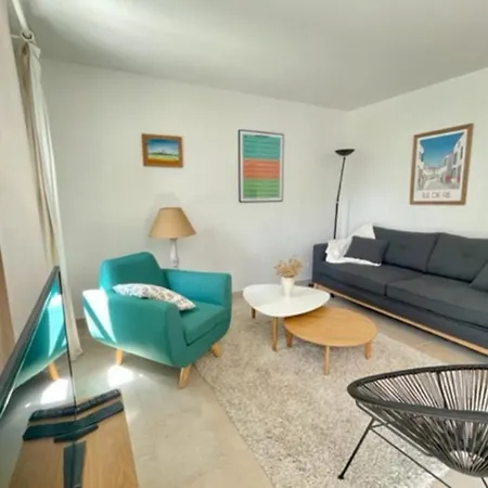 Nice House With Garden In A Private La Couarde-sur-Mer