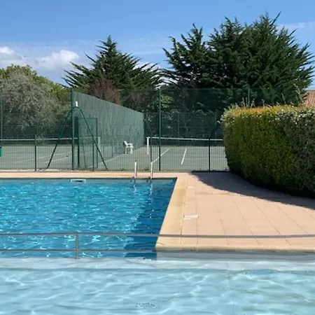 Nice House With Garden In A Private La Couarde-sur-Mer